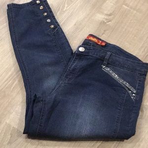 🦋 Cute Ankle Jeans~~Snap close Legs 🦋